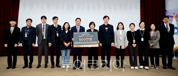 유정복 인천시장이 1일 시청 대회의실에서 열린 ‘4월 월례조회’에서 성과 우수부서를 격려하고 있다