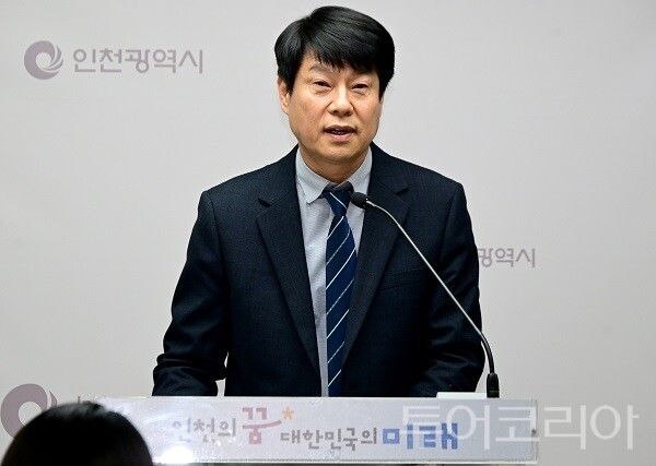 윤도영 문화체육국장이 3일 시청 브리핑룸에서 문화체육국 소관 현안과 관련해 기자브리핑을 하고 있다 .