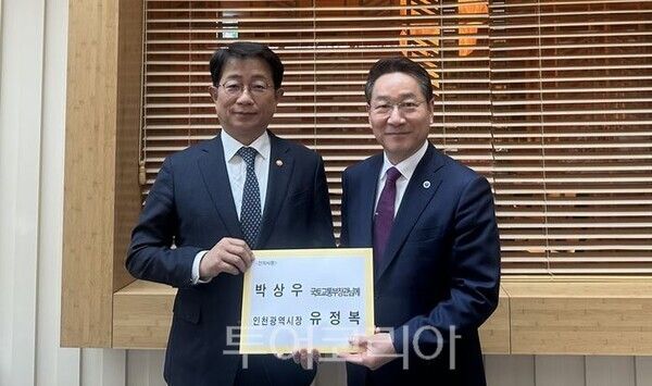 유정복 인천광역시장이 3일 박상우 국토교통부 장관을 만나 인천 시민의 삶의 질 향상과 지역 발전을 위한 주요 현안 해결을 위해 국토교통부의 적극적인 협조를 요청하고 있다.(왼쪽부터 박상우 국토교통부장관, 유정복 인천광역시장)