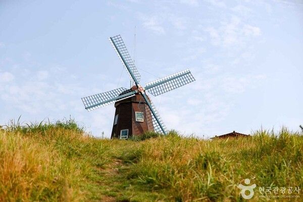 거제 바람의 언덕 (출처=ⓒ한국관광공사 포토코리아-BOKEH)
