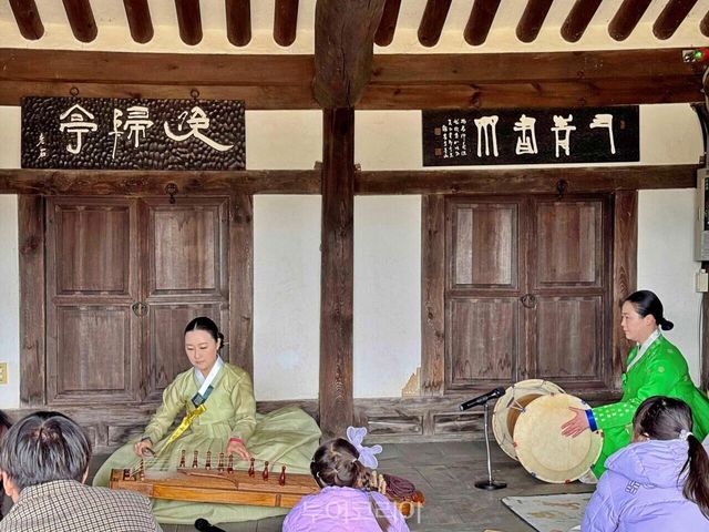 함양문화원의 고택의 향기에 젖다에 참가한 여행객들/사진 함양