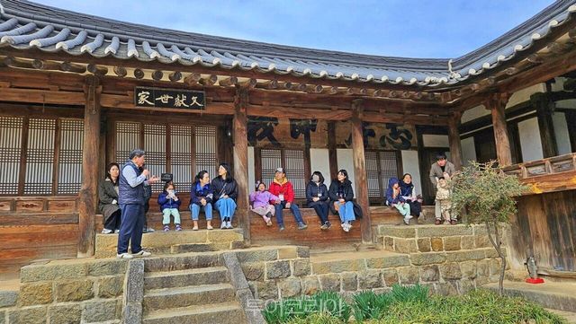 함양문화원의 고택의 향기에 젖다에 참가한 여행객들/사진 함양