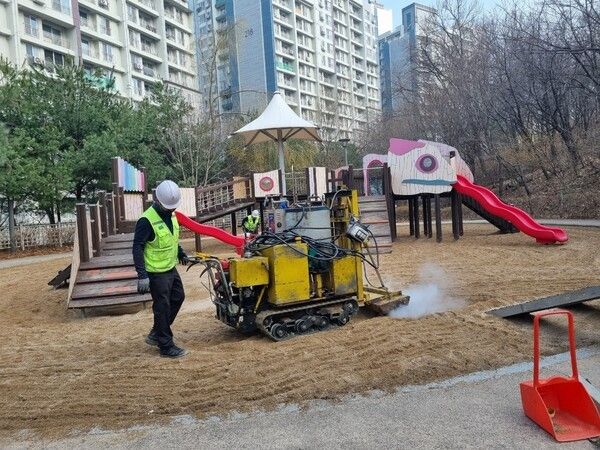 모래 소독을 실시하는 모습(사진제공=중랑구청)