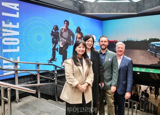 강남역 전광판에 게재된 '우리가 사랑하는 LA'켐페인 앞에서&nbsp;돈 스키오 CMO, 크래이그 기본스 아시아 퍼시픽 이사,&nbsp; LA관광청 한국사무소 김나혜 부장, 최지인 과장이&nbsp; 기념사진을 찍고 있다.&nbsp;/사진-LA관광청