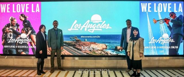 로스앤젤레스관광청&nbsp;‘우리가&nbsp;사랑하는&nbsp;LA’&nbsp;캠페인 전광판 앞에서 (왼쪽투버) LA관광청 한국사무소 최지인&nbsp;과장,&nbsp;크래이그&nbsp;기본스&nbsp;아시아&nbsp;퍼시픽&nbsp;이사,&nbsp;돈&nbsp;스키오 LA관광청 CMO,&nbsp;김나혜&nbsp;부장이 기념사진을 찍고 있다. /사진-LA관광청