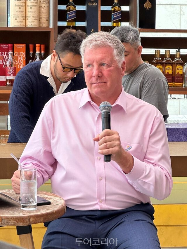 돈 스키오 CMO가 환영사를 하고 있다.