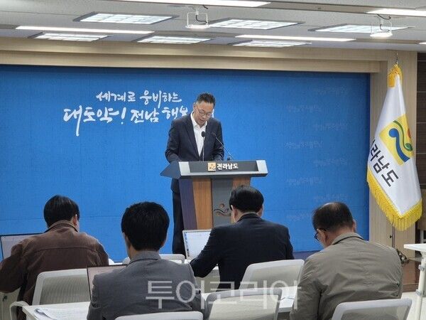윤진호 전남도 기획조정실장이 8일 오전 전남도청 브리핑실에서 전남 미래발전 공약과제를 이야기 하고 있다. /사진-이창식 기자