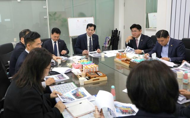 8일 경기도의회 기획재정위원회 소회의실에서 경기북부 접경지역의 ‘기회발전특구’ 지정을 촉구하는 정담회 개최 모습/사진=경기도의회