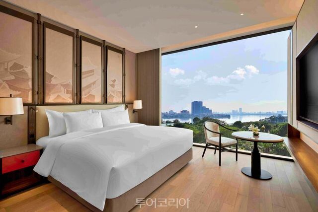 두짓&nbsp;르&nbsp;팔레&nbsp;뚜&nbsp;호아&nbsp;하노이