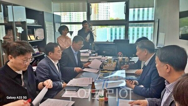 지난 8일 경기도의회 의원실에서 가진 ‘경기 시흥 바이오 특화단지 조성’ .‘월곶역세권 도시개발사업 정담회 모습/사진= 경기도의회