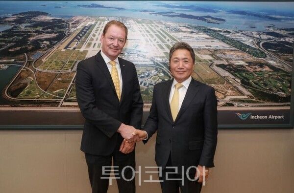 인천국제공항공사 이학재 사장(사진 맨 오른쪽)과 아틀라스에어월드와이드 클라우스 괴르슈 총괄운영책임자/투어코리아뉴스 정명달 기자