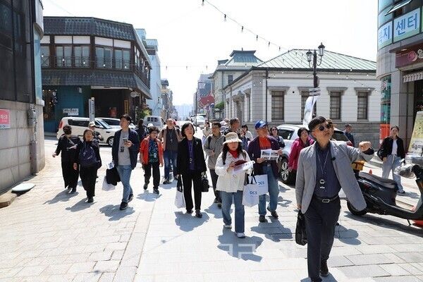 '인천차이나타운 답사 현장 및 ‘2025 인차이나 시민아카데미’ 수강생들