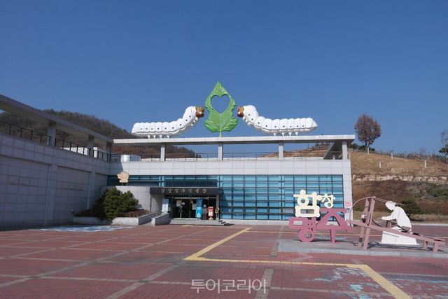 [사진1-전 고령가야왕릉 전경] 사진제공 : 경상북도개발공사사진2-함창명주테마파크 건물 외관] 사진제공 : 경북나드리[사진-함창명주테마파크 장미동산] 사진제공 : 경북나드리