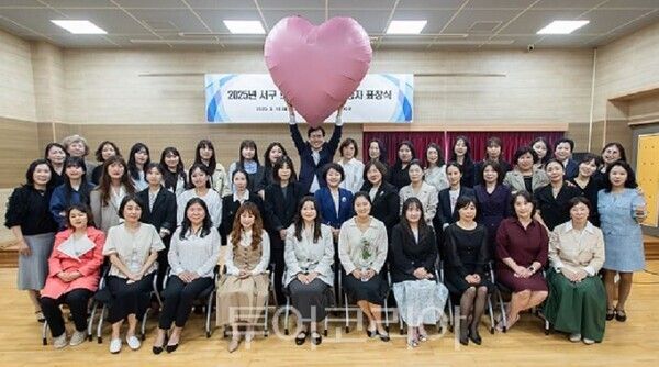 인천 서구가 지난 12일, 어린이집 보육 교직원 약 100명이 참석한 가운데 2025년 상반기 보육사업 발전 유공자 표창식을 진행하고 있다.