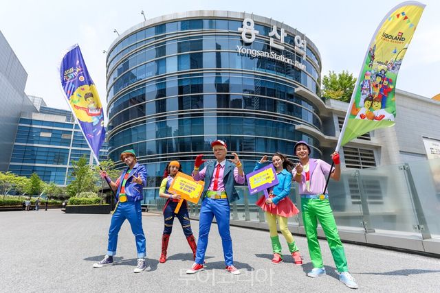 레고랜드 플레이 팝 행사에서 공연을 마치고 포즈를 취하는 레고랜드 공연팀 서울 용산에서 열린 ‘레고 페스티벌’ 플레이 팝 행사 공연을 관람하는 어린이 서울 용산 아이파크몰에서 진행된 레고랜드 공연에 참여한 어린이들이 마스코트 캐릭터 및 공연단과 기념사진을 촬영하고 있다 레고랜드의 플레이 팝 플래그 행렬이 서울 용산 아이파크몰 ‘더 가든’에서 펼쳐지며 관람객들의 눈길을 사로잡았다/사진-레고랜드