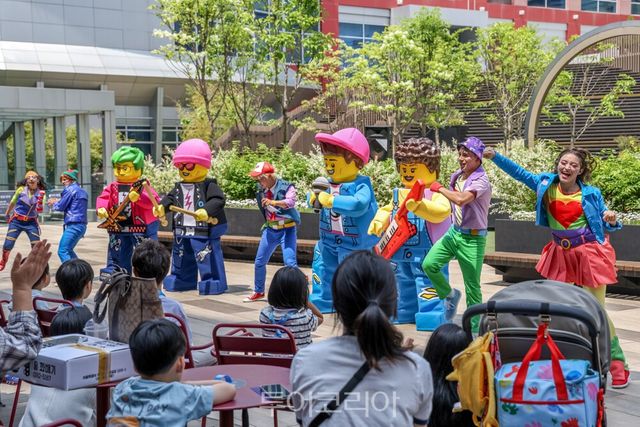 레고랜드 플레이 팝 행사에서 공연을 마치고 포즈를 취하는 레고랜드 공연팀 서울 용산에서 열린 ‘레고 페스티벌’ 플레이 팝 행사 공연을 관람하는 어린이 서울 용산 아이파크몰에서 진행된 레고랜드 공연에 참여한 어린이들이 마스코트 캐릭터 및 공연단과 기념사진을 촬영하고 있다 레고랜드의 플레이 팝 플래그 행렬이 서울 용산 아이파크몰 ‘더 가든’에서 펼쳐지며 관람객들의 눈길을 사로잡았다/사진-레고랜드