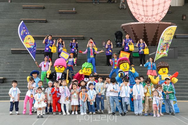 서울 용산 아이파크몰에서 진행된 레고랜드 공연에 참여한 어린이들이 마스코트 캐릭터 및 공연단과 기념사진을 촬영하고 있다./사진-레고랜드