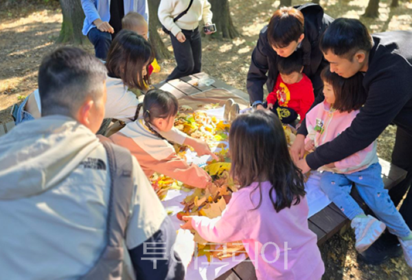 숲에서 가족사진을 꾸미는 가족/투어코리아뉴스 정명달 기자