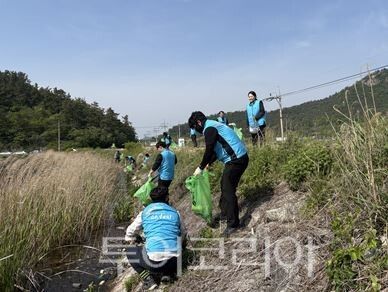 한국농어촌공사 해남·완도지사는 14일 지역 주민들과 함께 상반기 환경정화행사를 해남군 현산면에 위치한 신방저수지에서 가졌다. /사진-한국농어촌공사 해남·완도지사