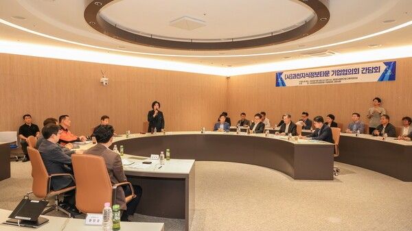 신계용 과천시장 과천지식정보타운 기업협의회 간담회 참석 인사말 모습(사진제공=과천시청)