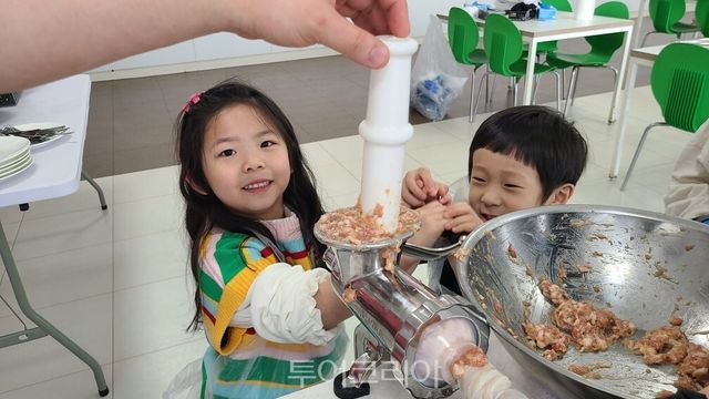 에쓰푸드에서 소시지만들기 체험하는 팩토리 투어 모습./사진-음성군