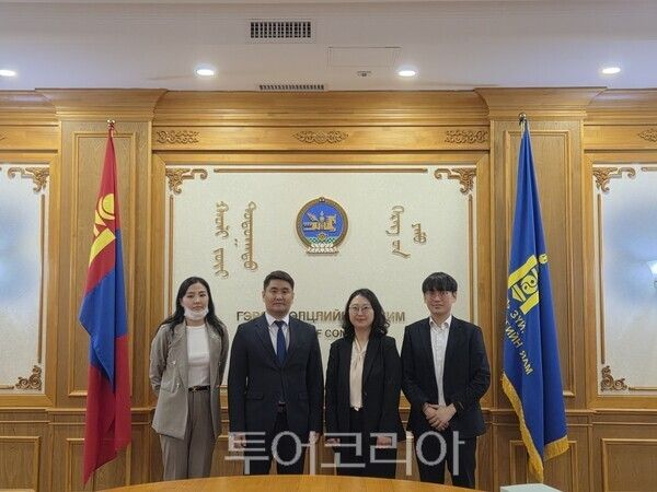 법제처가 14일 몽골 법무내무부 방문를 방문해 기념촬영을 했다. /사진-법제처