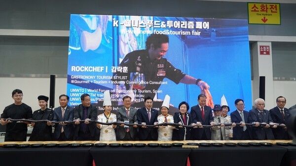 김용석 (좌측 3번째)의정부도시공사 사장 2025 K-웰니스 푸드&투어리즘 페어 개막식 테이프 컷팅식 참석 모습(사진제공=의정부도시공사)