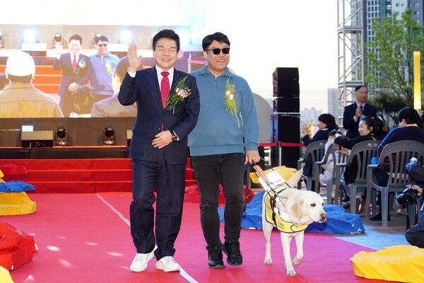 ‘청량런웨이’에서 모델로 분한 장애인과 이필형 동대문구청장이 환한 미소로 자신감 있는 워킹 모습(사진제공=동대문구청)