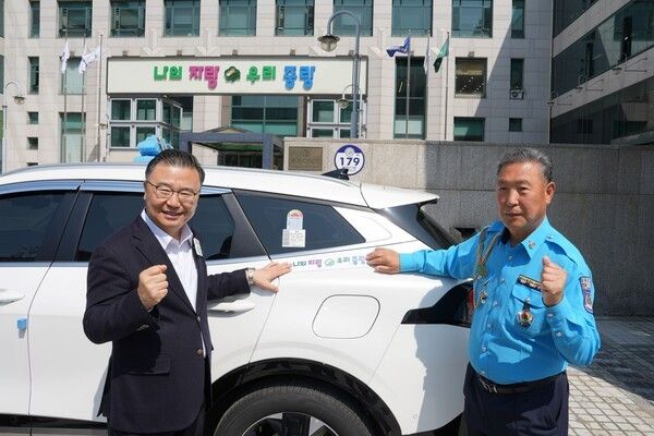 류경기 중랑구청장 슬로건 부착 택시 관계자와 기념촬영 모습(사진제공=중랑구청)