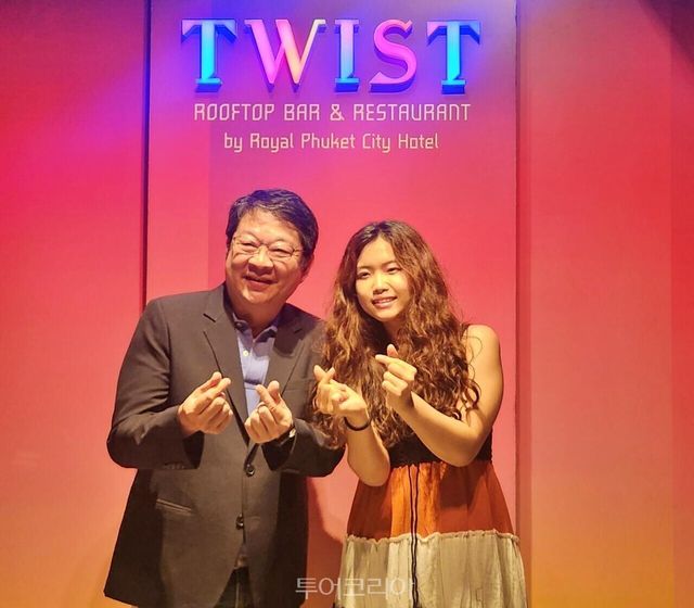 푸사모 초대 회장인 씻 폰짜른로얄푸켓시티호텔 대표와 홍보대사 가수 강예영(우측)