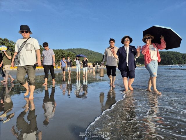 송호해변에서 맨발걷기/사진-해남군