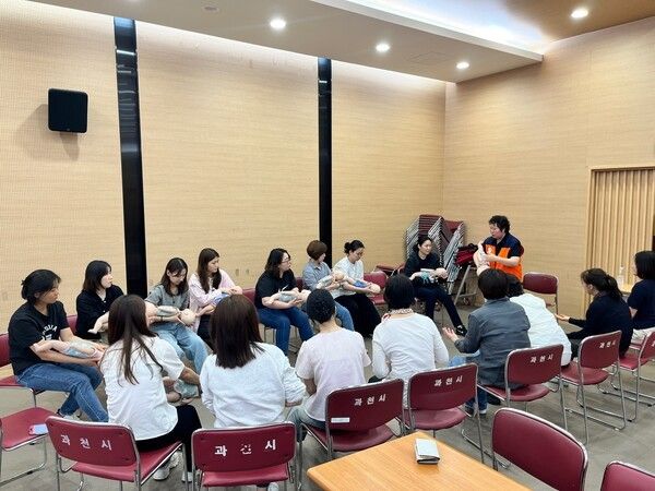 어린이 이용시설 종사자 대상 안전교육 모습(사진제공=과천시청)