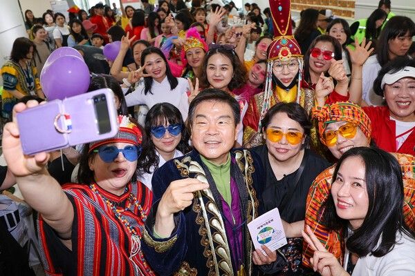 이필형 동대문구청장 다문화가족 공연단과 기념촬영 모습(사진제공=동대문구청)