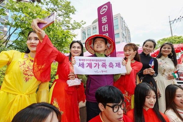 이필형 동대문구청장 이주여성들과 전통의상입고 기념촬영 모습(사진제공=동대문구청)