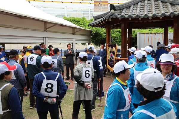 게이트볼 대회에 앞서 김하수 청도군수가 인사말을 하고 있다./사진-청도군