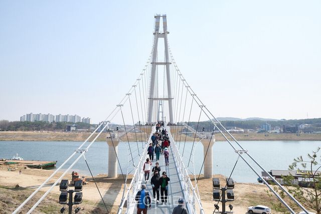 여주 남한강 출렁다리 1일 개통/사진=경기도