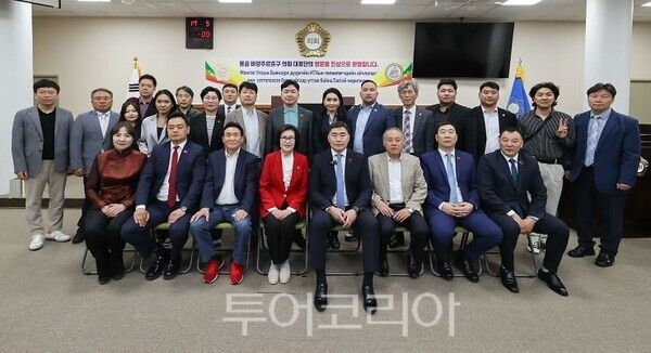 인천 동구와 자매결연 도시인 몽골 바양주르흐구의 대표단이 지난 19일 동구의회를 방문하고 있다.