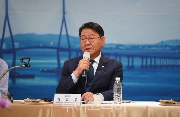 더불어민주당 골목골목 선대위 인천 위원장 김교흥 의원이 20일 중소기업중앙회 인천지역본부와 진행한 중소기업·소상공인 분야 경청간담회에서 인사말을 하고 있다.