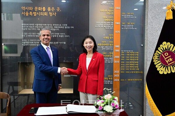 최호정 서울시의회 의장(오른쪽)이 20일 앙카라시 플라틀리 시 뮤르셀 일디즈카야 시장을 만나 악수하고 있다.사진/서울시의회