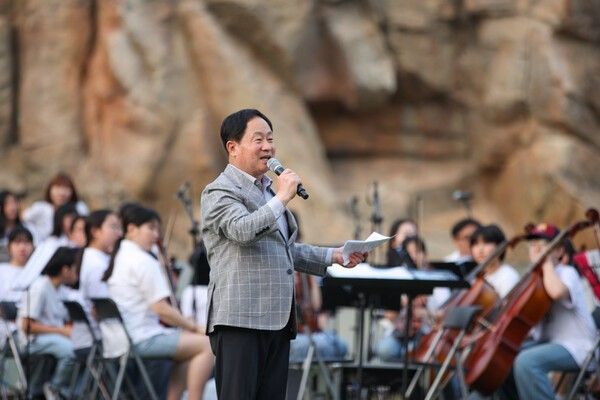 주광덕 남양주시장 꿈의 오케스트라 남양주 야외 연주회 꿈의 향연 참석 시민들과 소통 인사 모습(사진제공=남양주시청)
