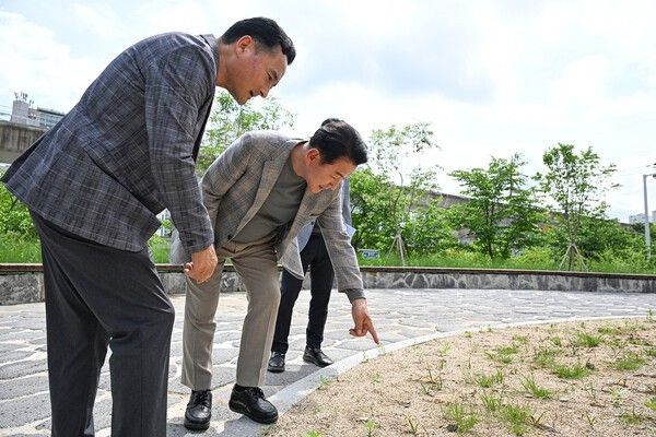 김동근 의정부시장 용현산업단지 완충녹지 산책로 현장 점검 모습(사진제공=의정부시청)
