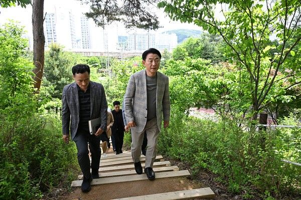 김동근(우측) 의정부시장 용현산업단지 완충녹지 산책로 현장 점검 모습(사진제공=의정부시청)