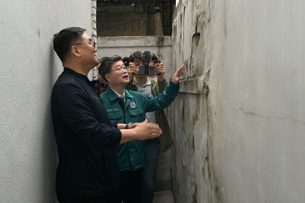 김길성 중구청장 노후주택 현장점검 모습(사진제공=중구청)
