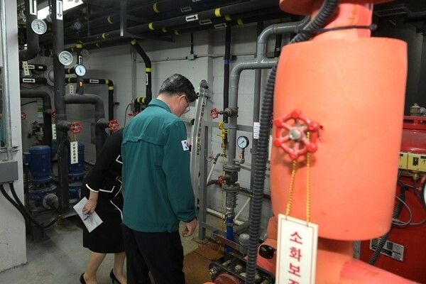 김길성 중구청장 중구육아종합지원센터 안전점검 모습(사진제공=중구청)