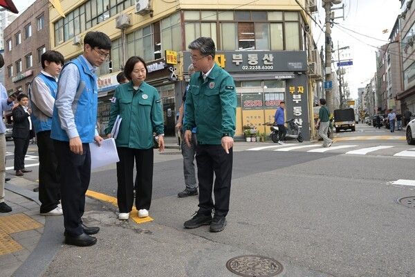 김길성 중구청장 동화동 골목형 상점가 안전점검 모습(사진제공=중구청)