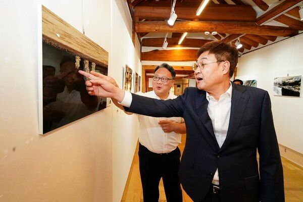 정문헌 구청장 흰개미 피해 사진전 방문 모습(사진제공=종로구청)