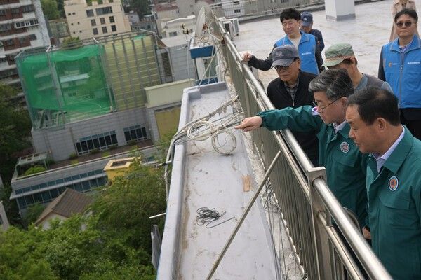 김길성 중구청장 삼풍아파트 현장점검 모습(사진제공=중구청)