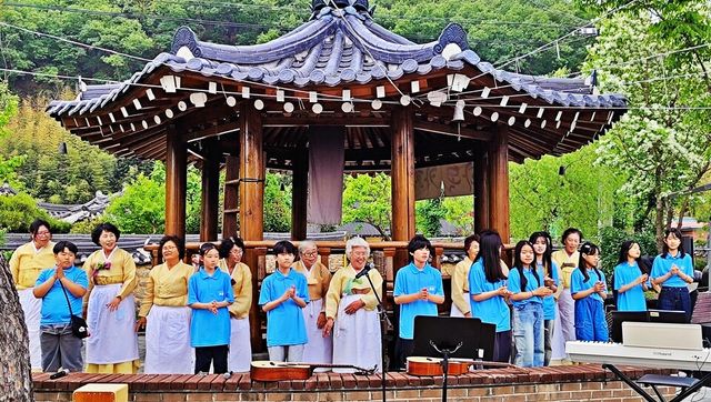 안동포로 이음 공연을 함께 연 안동포할머니들과 안동복주초등학교 학생들