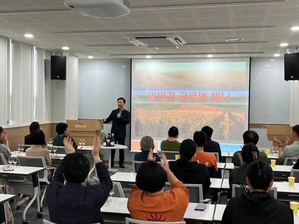 전재구 대표 '와인과 글로벌 매너' 강연 모습(사진제공=연천군청)