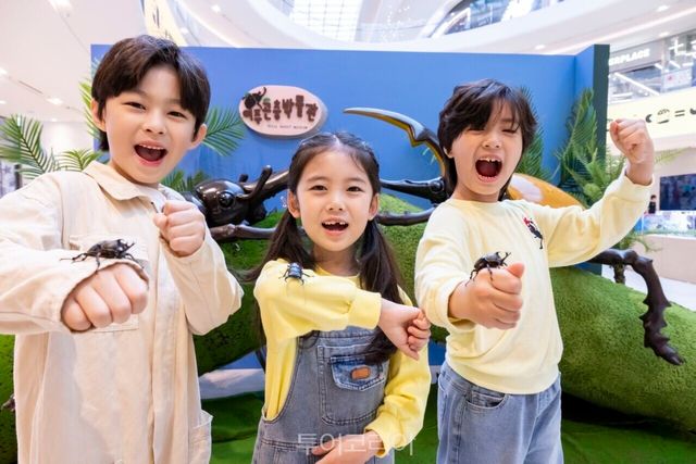 스타필드 고양에서 열린 여주곤충박물관의 팝업스토어 ‘신비한 곤충랜드(5/23~6/8)’에서 어린이 모델들이 곤충과 함께 기념 사진을 촬영하고 있다.